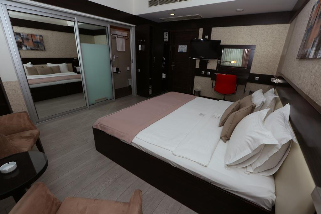 Wes Hotel コジャエリ エクステリア 写真